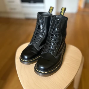 Dr. Martens - Klassiska Martens i storlek 36, knappt använda men ett litet märke fram till tyvärr. För små för mig så efter otagliga försök att gå in dem lämnar jag möjligheten vidare till någon annan 💔 nypris 2100kr