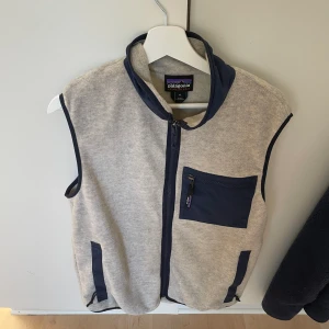 Patagonia Synchilla Väst - Storlek M. 8/10 använd men använd få tal gånger, köpt i december 2023 på Patagonias hemsida. 