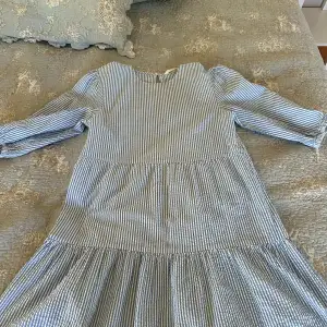Jättesöt Madicken klänning! Säljer pga att den inte används! 🤍använd 3-4 ggr (inga defekter) 🤍lite över knähöjd 🤍säljs inte längre  🤍org pris: 400kr