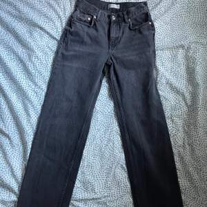 Säljer mina svarta straight jeans från Gina då de inte passar mig längre. De är använda en gång så i fint skick. Nypris 500 kr (Skriv för fler bilder på osv💗)