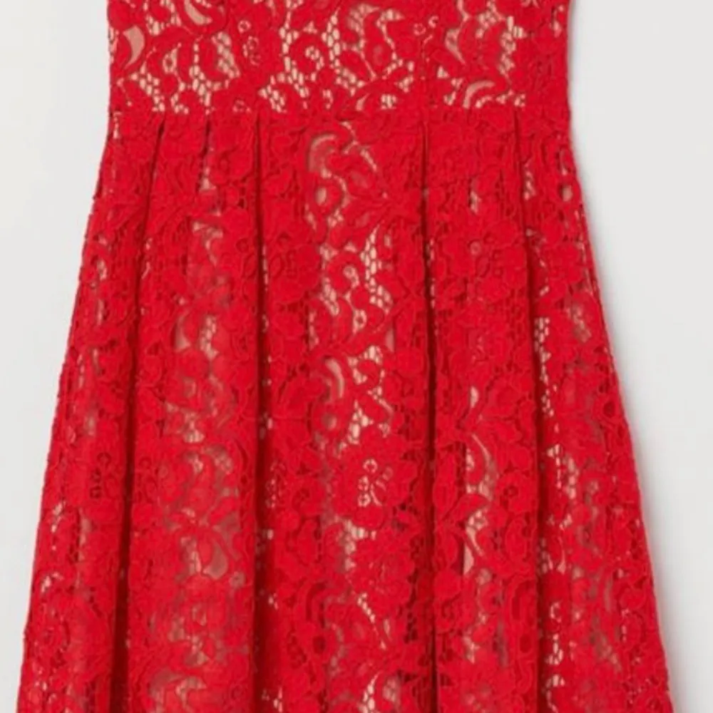 Superfin röd spetsklänning som endast är använd under en kväll. Går ner i pris vid snabb affär. Klänningar.