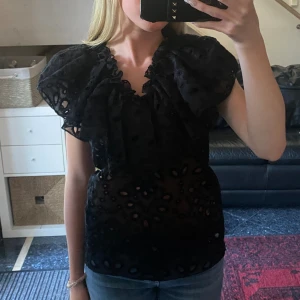 Wera blus - Säljer min blus då den aldrig kommer till användning. Använt 2ggr, skriv privat för mer bilder och info💕köpt för 600kr