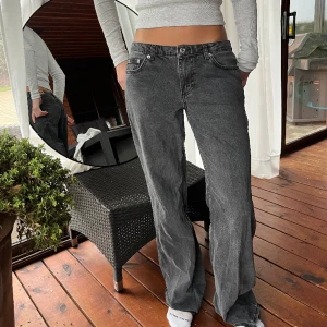 Jeans - Gråa jeans, low-waist med rak passform.  Fraktkostnad tillkommer.