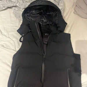 Boggi Milano väst med luva  - Säljer nu denna boggi Milano västen pga den inte kommer till användning nåt mer. Köpt för 3000kr från zalando Stor i storleken  Pris kan diskuteras, skriv för fler bilder på den