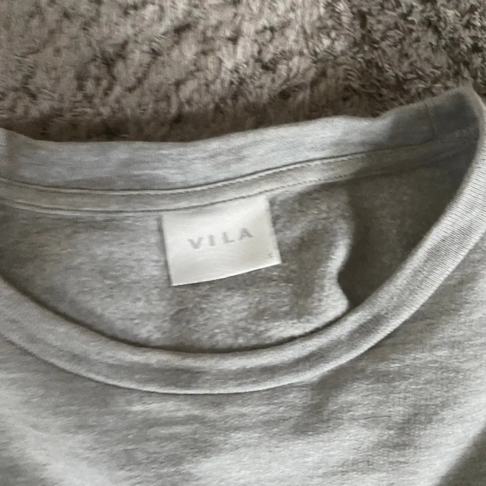 Säljer denna jätte fina grå tröja från Vila. Den har en liten detalj på axlarna och är väldigt liten i storleken. Jag som vanligt vis har XS är S/L för litet för mig🩶. Tröjor & Koftor.