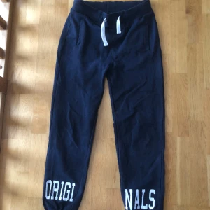 Mjukisbyxor  - Bekväma mörkblå mjukisbyxor som jag tyvärr växt ur. Bra skick, men ena trycket är sprucket. Skulle säga att storleken motsvarar XS🥰💞