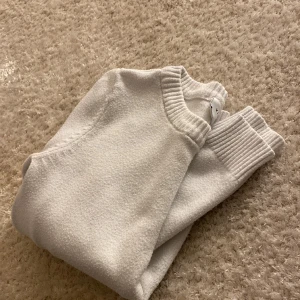tröja - Superfin stickad långärmad från vero moda🤍🤍Säljer då jag har flera liknande🤍Den är köpt för 250 om jag minns rätt, säljer för 80kr+frakt eftersom dom är lite nopprig🤍