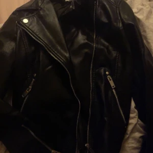 Skinnjacka - Jätte fin men använder aldrig , 30kr+frakt 