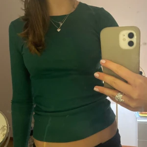 Mörkgrön långärmad  - Superfint skick använd fåtal gånger💞