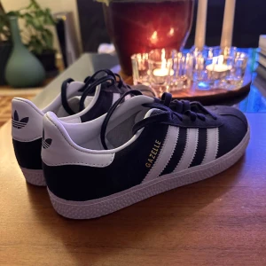 Adidas Gazelle (helt nya, strlk 35) - Helt nya och oanvända Adidas Gazelle marinblå i strlk 35