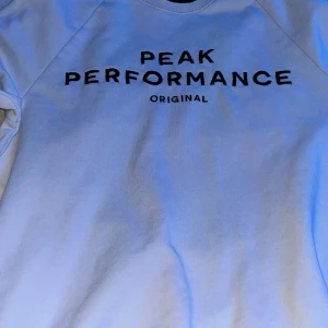 Peak performance tröja - Tja säljer en peak performance tröja i storlek L. Mycket fin kondition och passar även M bra. Hör av vid minsta fundering👍😊