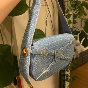 Lilith Manc väska - Säljer min supersnygga blåa väska från Lilith manc, nyskick och suuperfin!