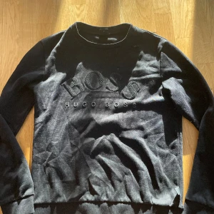 Hugo boss tröja - Helt nu Hugo boss tröja aldrig använd och i skick 10/10 inga defekter eller hål sitter perfekt och är väldigt snygg 
