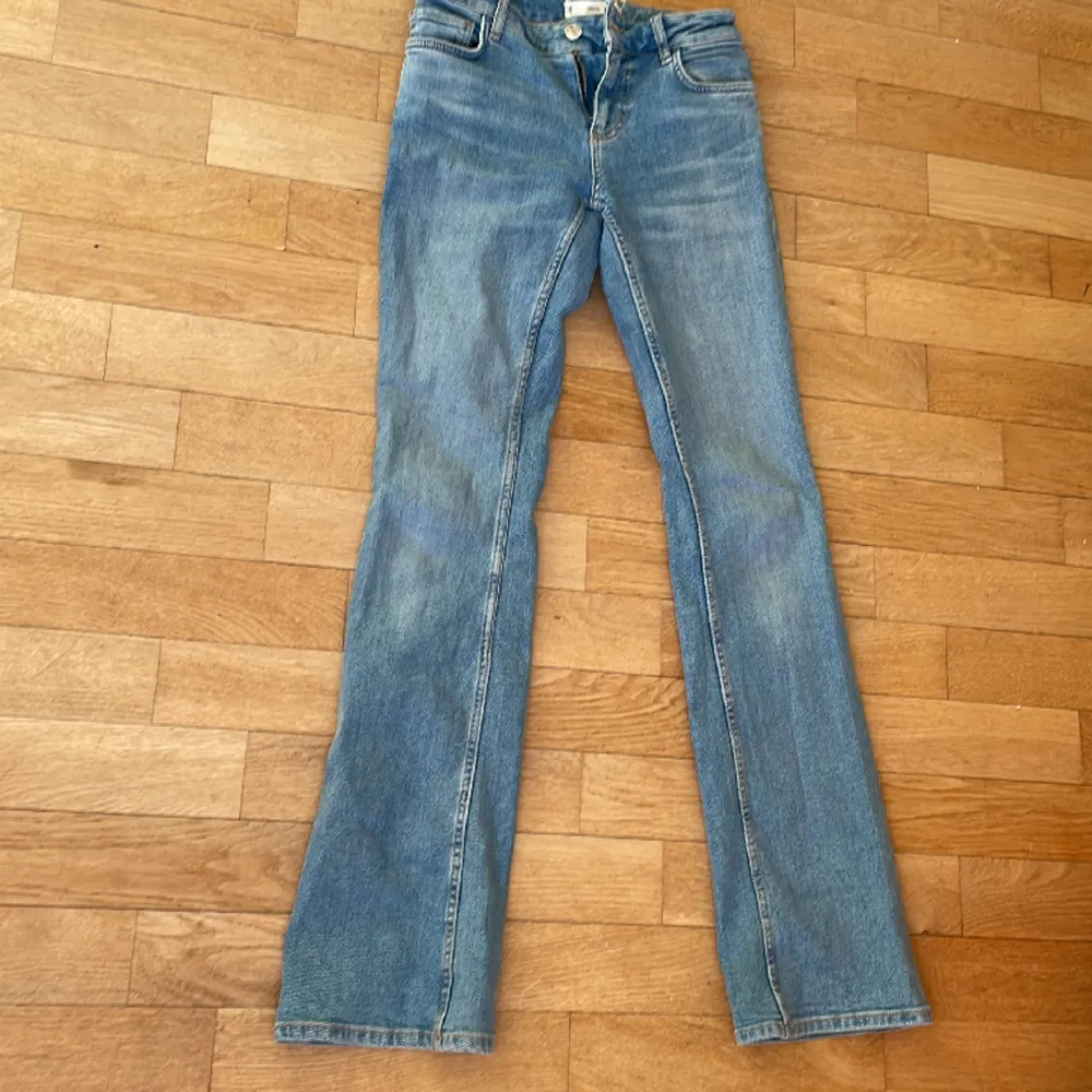 Ljusblå jeans i Strl  34 frn mango. Obs Lappen sitter löst. Jeans & Byxor.