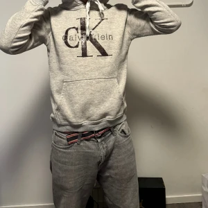 Calvin klein Hoodie  - snygg och skön calvin klein hoodie i grå får ner i pris vid snabb affär