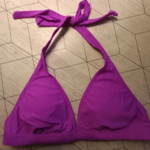Lila bikiniöverdel  - Säljer denna lila bikiniöverdel ifrån Stadium. Köparen står för frakten! 