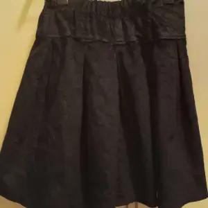 Säljer denna svarta korta kjolen. Det står ingen storlek på, men den passar min syster som har storlek xs. Kjolen är utav materialet manchester. Köparen står för frakten! 