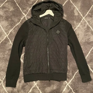 Cardigan - Riktigt snygg J.Lindeberg cardigan i storlek M. Perfekt jacka till våren och är i topp skick! Skriv för flera bilder, byten accepteras! Nypris: 3200 Mitt pris: 1899