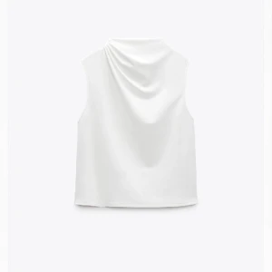 Vit zarablus - Stilren jättesöt lite lyxigare topp från zara, lite volang vid halsen och dragkedja i nacken. Använd ca 3 ggr 💘