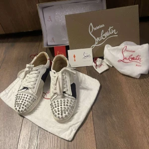 Christian Louboutin skor - Säljer även mina fina christian louboutin skor i gott skick, köpa i november och de är såklart äkta och äktahetsbevis finns såklart, skriv gärna vid intresse eller övriga frågor 💞