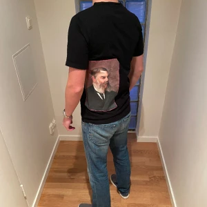 Bally t-shirt - Bally tshirt med tryck. Mycket bra skick! Nypris ca 1500kr