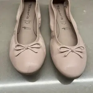 Jätte sköna ballerina skor från märket Tamaris. Strl 38. Färg smuts rosa. Material skinn.