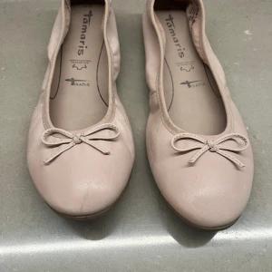 Söta ballerina skor från Tamaris - Jätte sköna ballerina skor från märket Tamaris. Strl 38. Färg smuts rosa. Material skinn.