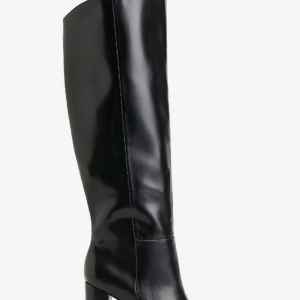 SVARTA BOOTS FRÅN HM SLUTSÅLDA ÖVERALLT!!! - Haft på mig 2 gånger. Lika fräscha som nyköpta:) Nypris 700kr