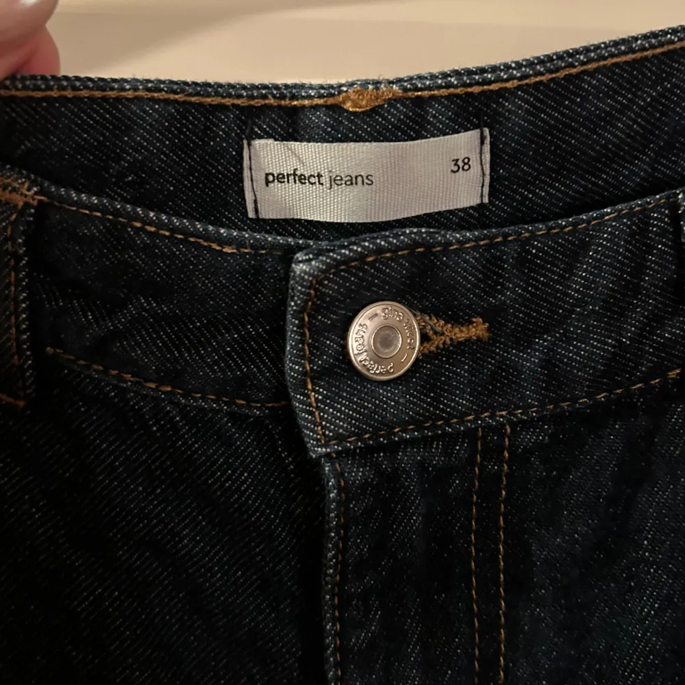 Mörkblåa jeans köpta från Gina Tricot, var lite förkorta enligt mig som är 173 så därför har jag sprättat upp kanten längst ner! Köpte för 499kr. Jeans & Byxor.