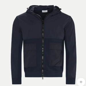 Dondup jacka - Dondupjacka. I stortsett oanvänd och inga skavanker alls. Köpte för 3000kr 2021 men använde knappt alls så nu ligger den bara och väntar på att någon annan ska nyttja den.