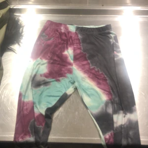 Sett  - Ett fint sätt som har använts Max 4 gånger men som inte är min smak längre. Skriv ifall ni vill veta något mer ❤️ kan även säljas separat 