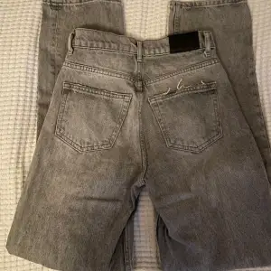 Säljer ett par gråa jeans från Gina Tricot. De är använda men i fortfarande bra skick. Slitningar längst ner på benen samt ena fickan men de var så även när jag köpte de i butik. De är Högmidjade och långa benen. Skriv vid frågor eller bilder💕