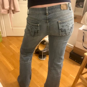 Lågmidjade bootcut jeans  - Jättefina lågmidjade bootcut jeans som tyvärr inte passade mig (inte jag på bilderna). Midjemått 39cm rakt över och 76cm i innerbenslängd 💞