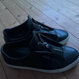 Arigato skor  - fina arigatos för ett billigt pris. har inte haft dom länge men är fortfarande fina.  Kommer inte med dustbag elller box. priset går o diskutera  Skriv för frågor och funderingar 