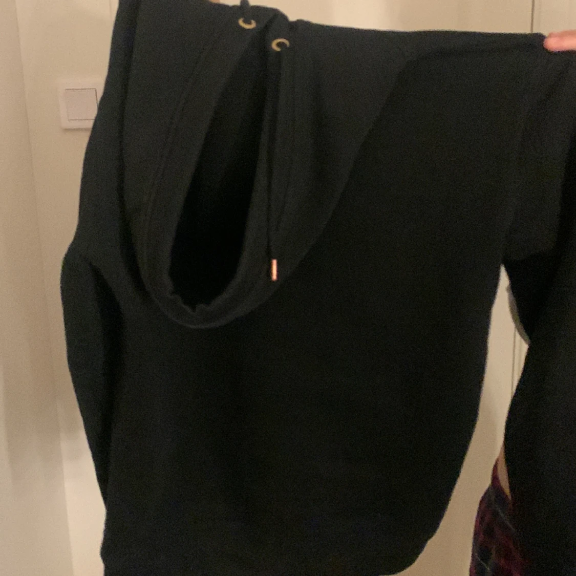 Hej säljer en gant hoodie eftersom den ligger bara i garderoben utan att nån använder den  köpte den på en resa för några månader sen och den har blivit liten på mig den är äkta och kan sänka priset vid snabb affär❤️ - 91