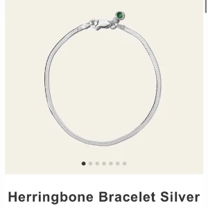 Ani herringbone Bracelet silver  - Säljer detta silver armband från ANI. Väldigt fint skick. Nypris - 450kr. Säljer för 300kr🩷 Skriv för egna bilder