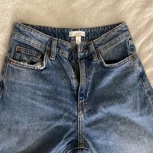 Blå jeans med raka ben från hm, inte använda pga för små för mig