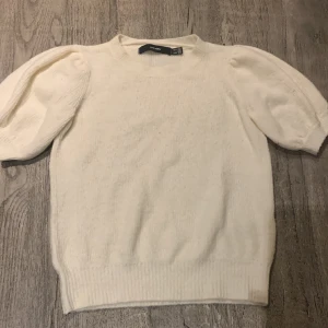 Vero Moda stickad tröja  - Jätte fin stickad tröja med puffarmar! Inte så använde så i bra skick💕också väldig fin färg beige/vit så fin!!