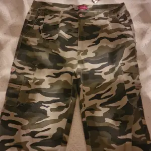 Selling these camo cargo pants because theyre too big on me. 8 pockets in total and theyre from CHARM.
