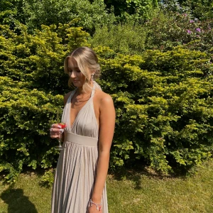 Balklänning  - Jättefin balklänning från bubbleroom! Använd en gång, inga slitage och den förtjänar verkligen ett nytt hem till årets studentbal! Är uppklippt där fram för att dels få ett större ”släp” intryck, men också för att passa mig som är 1,66+6cm klack🤍 