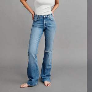 Skit snygga ljusblåa jeans med hål på knät som även är lågmidjade🩵använda Max 2 gånger. köpare står för frakt! Pris kan diskuteras. Ordinarie pris 500kr