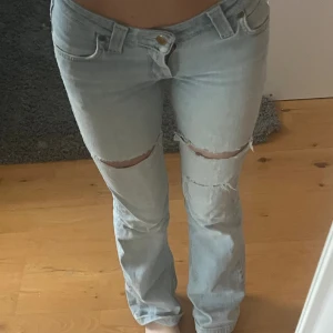 Lågmidjade Lee jeans - Säljer ett par lågmidjade lee jeans. De är lite hål i bak men går att sy. Kontakta för fler bilder