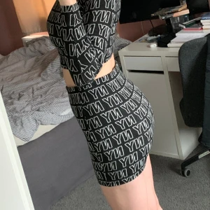 Tröja och kjol - Ett fint sett som är i gott skick. Använt c 3 gånger för kjolen och c 5 gånger tröjan. Man får dom tillsammans.