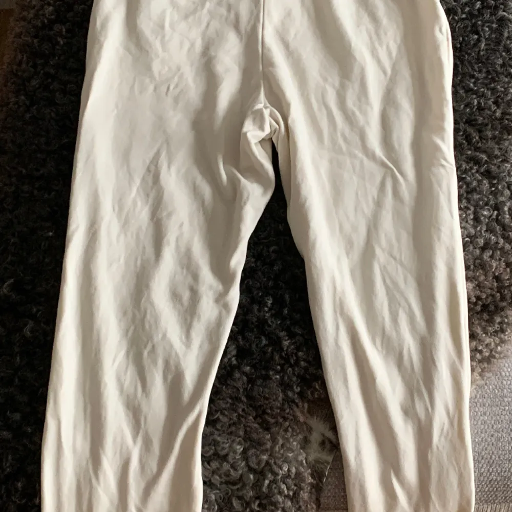 Ett par högmidjade mjukis byxor. Aldrig använda, inga fläckar, bra skick. Färgen är en blandning mellan vit och beige . Jeans & Byxor.