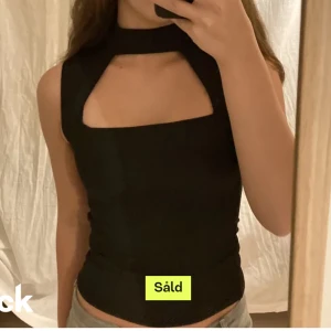 Svart topp - Säljer min topp som jag köpte av en tjej på Plick. Jag har använt en gång🩷