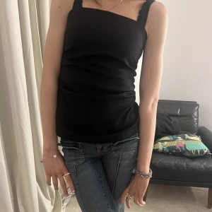 Super snygg topp - En super cool top i kostymbyx material. skriv för fler bilder❤️ tryck gärna på köp nu❤️❤️