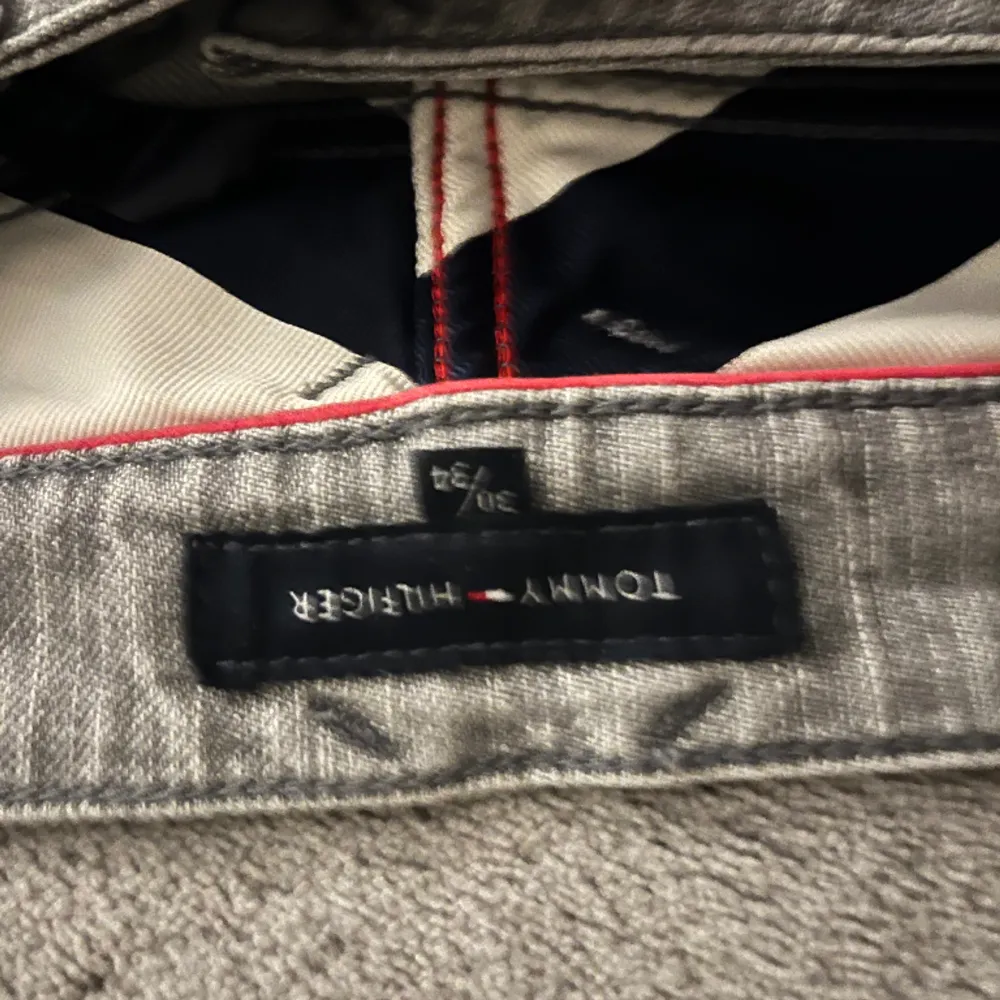 Supersnygga lågmidjade jeans från Tommy Hilfiger. Ljusgråa och bootcut. Säljer då de är för stora för mig. Storlek 30/34. Jeans & Byxor.
