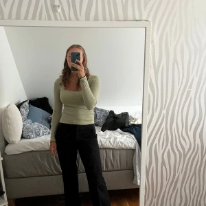 Långärmad tröja - Olivfärgad u-ringad tröja från NA-KD. Storlek M. Bra skick. Perfekt till våren🌸