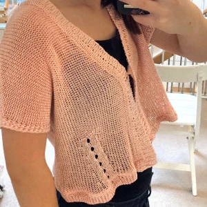 Rosa stickad kofta  - En super söt ljusrosa stickad kofta. Perfekt för våren. Och den har ett slags lyster i solen som jag älskar. Kontakta för flera bilder 🩷🩷