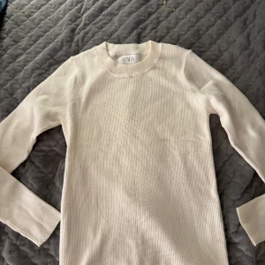 Vit zara tröja  - Helt oanvänd tröja från zara säljer pga kommer inte till användning 